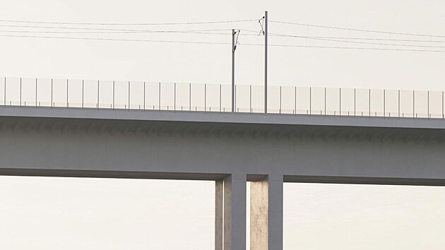Vítězný návrh mezinárodního studia Boele vsadil na jednoduchou linii s tenkými pilíři, které se směrem k mostovce rozšiřují a rozdvojují. Vzniklý průhled v horní části má opticky odlehčit celou konstrukci, která v údolích Sázavky a Sázavy dosáhne výšky přes 40 metrů.