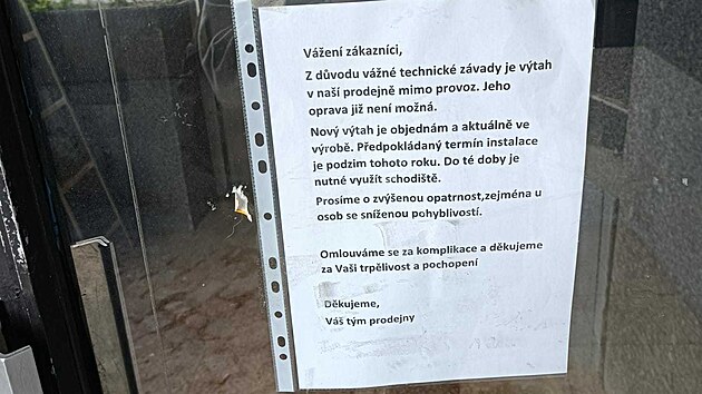 Výtah je uzavřen, důvod zmiňuje prodejna ve vzkazu nalepeném na dveřích. (27. května 2026)