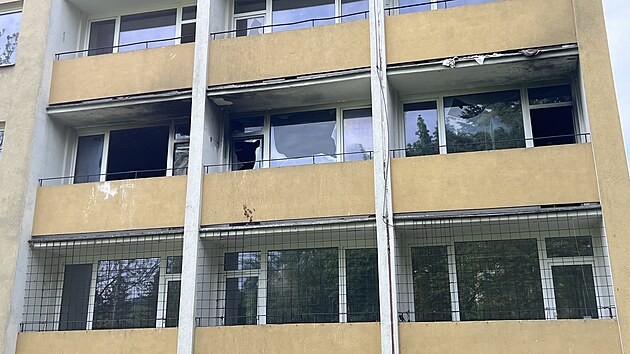 Opu&scaron;těn&yacute; panelov&yacute; dům v M&iacute;rov&eacute; ulici v Kl&aacute;&scaron;terci nad Ohř&iacute; (květen 2026)