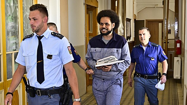 Dominik Feri na cestě do jednac&iacute; s&iacute;ně Okresn&iacute;ho soudu v Teplic&iacute;ch před jedn&aacute;n&iacute;m o ž&aacute;dosti o podm&iacute;něn&eacute; propu&scaron;těn&iacute; z vězen&iacute;. (26. května 2026)