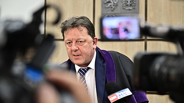 Soudce Jaroslav Malchus hovoří s novináři poté, co vyhověl žádosti Dominika Feriho o podmíněné propuštění z vězení. (26. května 2026)