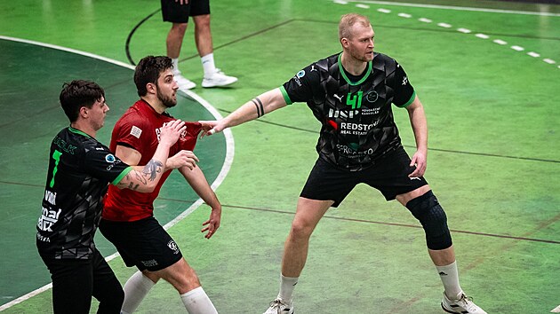 Hr&aacute;či HAOLK Vladař a Kasal br&aacute;n&iacute; pivota ze Sokola Vr&scaron;ovice.