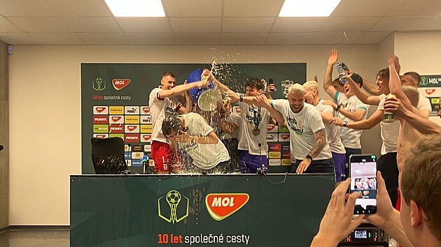 Hráči Karviné po vítězství v MOL Cupu přepadli tiskovou konferenci, trenéra Jarolíma polili pivem i vodou.