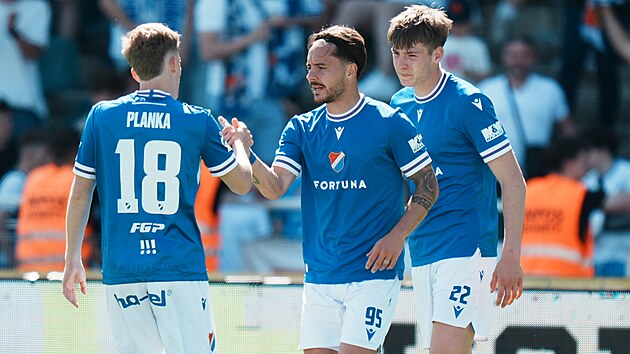 Ostrav&scaron;t&iacute; fotbalist&eacute; David Planka, Daniel Holzer a V&iacute;t &Scaron;krkoň se raduj&iacute; z g&oacute;lu proti Dukle.