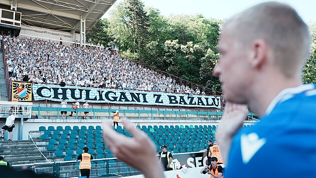 Ostravsk&yacute; kapit&aacute;n Michal Frydrych slav&iacute; s fanou&scaron;ky v&iacute;tězstv&iacute; nad Duklou a udržen&iacute; se v lize.