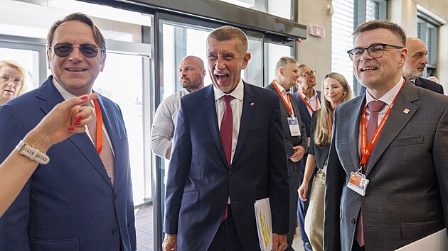 Masarykův onkologick&yacute; &uacute;stav v Brně zah&aacute;jil provoz Centra onkologick&eacute; prevence se sedmi specializovan&yacute;mi pracovi&scaron;ti. Provoz slavnostně otevřel premi&eacute;r Andrej Babi&scaron; (ANO) a eurokomisař pro zdrav&iacute; a dobr&eacute; životn&iacute; podm&iacute;nky zv&iacute;řat Oliv&eacute;r V&aacute;rhelyi (vlevo). &Uacute;stavem jej provedl ředitel Marek Svoboda (vpravo). (26. května 2026)