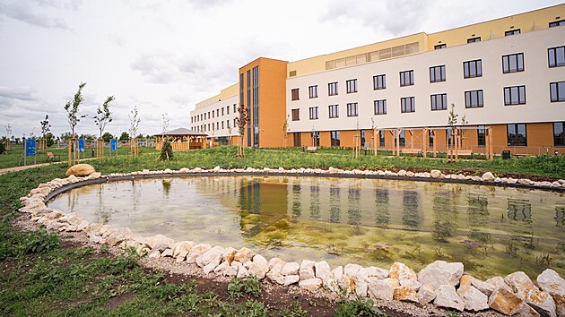 Nové sanatorium v Pasohlávkách chce první pacienty přijmout letos v létě. Moderní rehabilitační ústav využije k léčbě také termální vodu z místního vrtu.(25. května 2026)