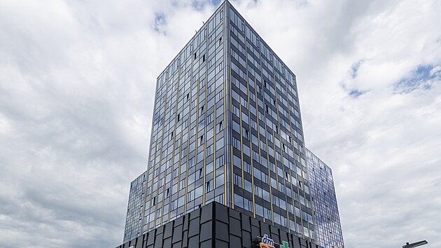 Aktuálně se na Šumavské ulici v Brně tyčí komplex mrakodrapových trojčat, developer plánuje další dvě věže a město diskutuje o šesté. (20. května 2026)