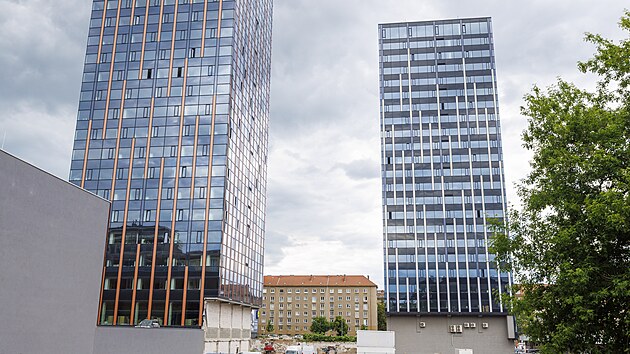 Aktuálně se na Šumavské ulici v Brně tyčí komplex mrakodrapových trojčat, developer plánuje další dvě věže a město diskutuje o šesté. (20. května 2026)