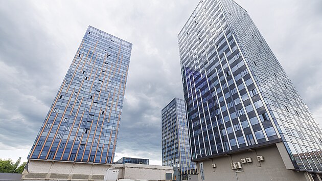 Aktuálně se na Šumavské ulici v Brně tyčí komplex mrakodrapových trojčat, developer plánuje další dvě věže a město diskutuje o šesté. (20. května 2026)