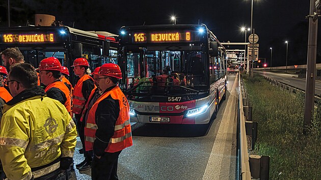 Pražský tunelový autobus linky 145 absolvoval další zkušební jízdu v tunelovém komplexu Blanka. Pravidelný provoz mezi Kobylisy a Dejvicemi má začít ve druhé polovině letních prázdnin.