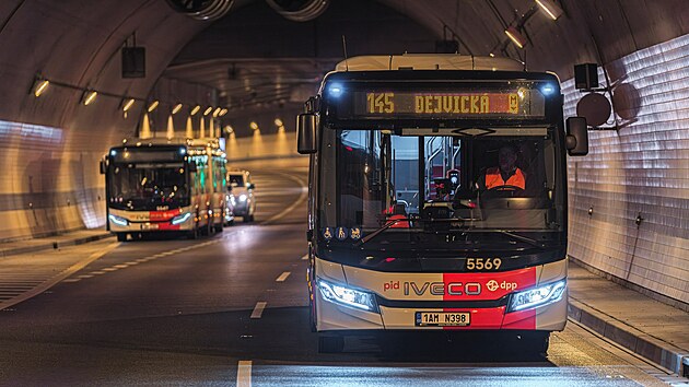 Pražský tunelový autobus linky 145 absolvoval další zkušební jízdu v tunelovém komplexu Blanka. Pravidelný provoz mezi Kobylisy a Dejvicemi má začít ve druhé polovině letních prázdnin.
