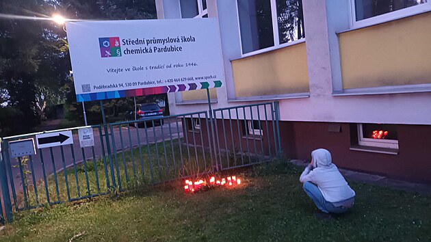 V Pardubic&iacute;ch lid&eacute; vytvořili pietn&iacute; m&iacute;sto u průmyslov&eacute; &scaron;kole chemick&eacute; v Poděbradsk&eacute; ulici. (21. května 2026)
