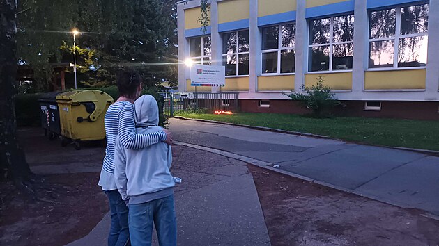 V Pardubic&iacute;ch lid&eacute; vytvořili pietn&iacute; m&iacute;sto u průmyslov&eacute; &scaron;kole chemick&eacute; v Poděbradsk&eacute; ulici. (21. května 2026)