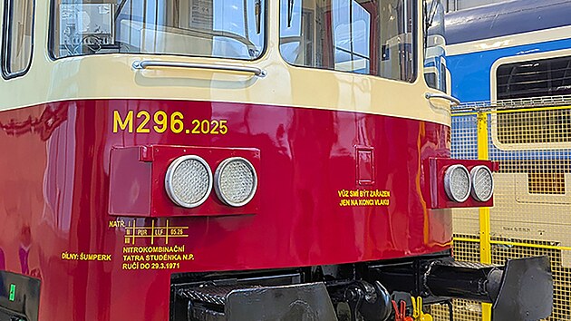 Renovovaný motorový vůz Hydra z konce 60. let se v novém „polomáčeném“ laku vrací na železniční tratě v Libereckém kraji. (5/2026)