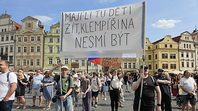 Lidé v Praze v neděli znovu protestují proti zestátnění veřejnoprávních médiích.Vládě donesou petici. (24. května 2026)