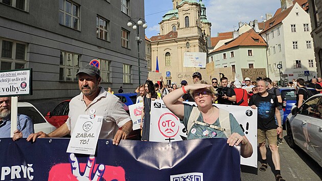 Lidé v Praze v neděli znovu protestují proti zestátnění veřejnoprávních médiích. (24. května 2026)