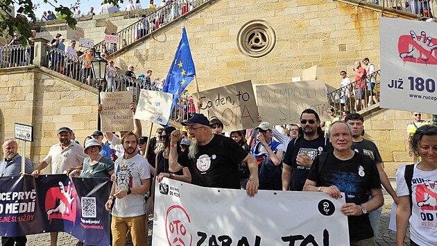 Lidé v Praze v neděli znovu protestují proti zestátnění veřejnoprávních médiích. (24. května 2026)