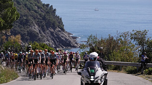 Peloton pod dohledem televizního vrtulníku stoupá s výhledem na Ligurské moře v 11. etapě Gira.