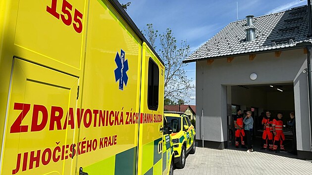 Suchdol&scaron;t&iacute; z&aacute;chran&aacute;ři byli dosud v podn&aacute;jmu v m&iacute;stn&iacute;m zdravotnick&eacute;m středisku. Měli v&scaron;ak oddělen&eacute; gar&aacute;že, což komplikovalo např&iacute;klad doplňov&aacute;n&iacute; l&eacute;čiv nebo myt&iacute; vozu po n&aacute;ročn&eacute; resuscitaci. (květen 2026)