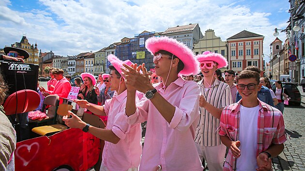 Průvod konč&iacute; na Sokolsk&eacute;m ostrově, kde se rozhodne o kr&aacute;li cel&eacute;ho festivalu. Na to nav&aacute;že hudebn&iacute; produkce. (květen 2023)