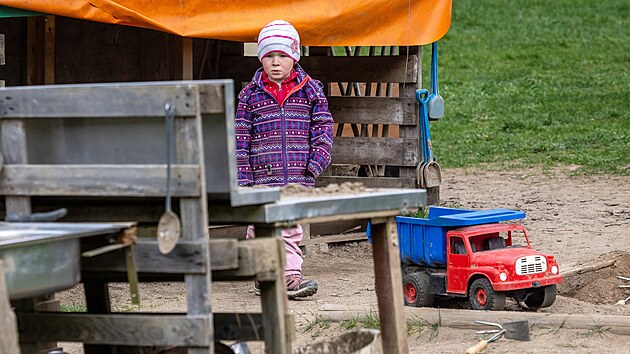 Velkou část dne a za každého počasí tráví děti z Muhu venku, pracují a tvoří s přírodními materiály, v klubu je vedou k samostatnosti.