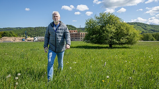 Jiří Bláha u pozemku, kde by chtěl postavit novou pekárnu. Práci by tu našlo minimálně 250 lidí. (19. května 2026)