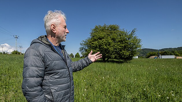 Jiří Bláha u pozemku, kde by chtěl postavit novou pekárnu. Práci by tu našlo minimálně 250 lidí. (19. května 2026)
