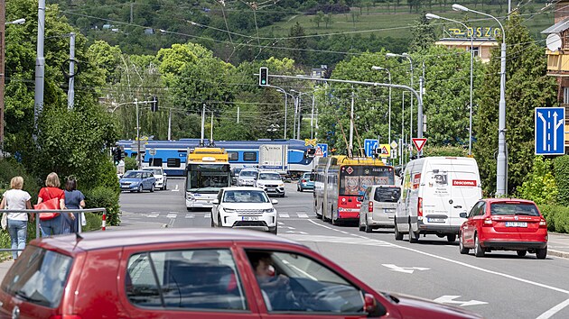 Silničáři začnou opravovat průtah Zlínem v části Příluky. Omezení se dotknou řidičů i cestujících v MHD. (květen 2026)