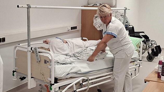 Zdravotn&iacute; sestry v Baťově nemocnici ve Zl&iacute;ně uč&iacute; z&aacute;jemce, jak v dom&aacute;c&iacute;m prostřed&iacute; pečovat o dlouhodobě nemocn&eacute; př&iacute;buzn&eacute;. (květen 2026)