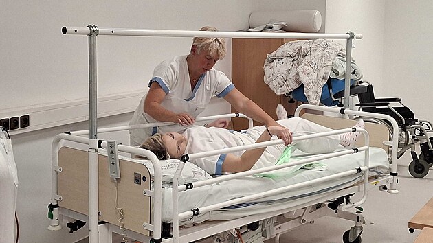 Zdravotn&iacute; sestry v Baťově nemocnici ve Zl&iacute;ně uč&iacute; z&aacute;jemce, jak v dom&aacute;c&iacute;m prostřed&iacute; pečovat o dlouhodobě nemocn&eacute; př&iacute;buzn&eacute;. (květen 2026)