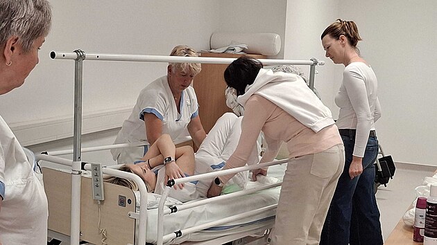 Zdravotn&iacute; sestry v Baťově nemocnici ve Zl&iacute;ně uč&iacute; z&aacute;jemce, jak v dom&aacute;c&iacute;m prostřed&iacute; pečovat o dlouhodobě nemocn&eacute; př&iacute;buzn&eacute;. (květen 2026)
