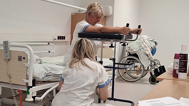 Zdravotn&iacute; sestry v Baťově nemocnici ve Zl&iacute;ně uč&iacute; z&aacute;jemce, jak v dom&aacute;c&iacute;m prostřed&iacute; pečovat o dlouhodobě nemocn&eacute; př&iacute;buzn&eacute;. (květen 2026)
