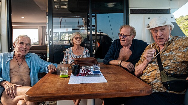 Oldřich Kaiser, Dana Syslov&aacute;, Jan Vlas&aacute;k a Petr Kostka ve filmu Pět &scaron;vestek