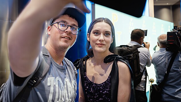 Herečka Judit Pecháček na premiéře Snímku Jana Svěráka Pět švestek. (26. května 2026)