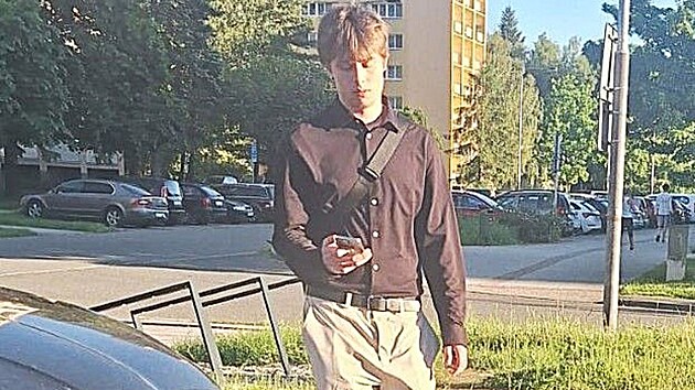 Kurýr kybešmejdů, kterému žena v Ostravě předala část z ukradených peněz. (29. května 2029)