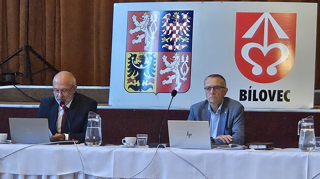 Vedení Bílovce na Novojičínska při jednání mimořádného zastupitelstva kvůli zrušení policejního oddělení ve městě. Vlevo starosta Bílovce Martin Holub, vpravo tajemník Jiří Hodic. (25. května 2028)