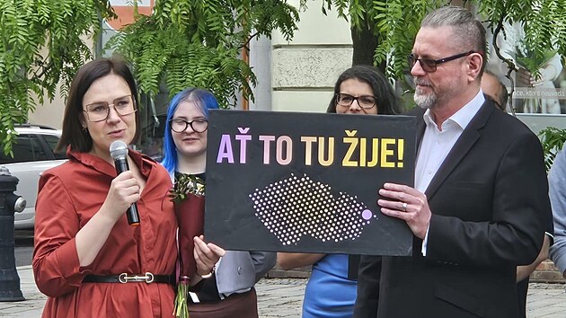 Piráti představili svůj volební program na Jiráskově náměstí v centru Ostravy. Jednička kandidátky z roku 2022 Andrea Hoffmannová předává stranický slogan letošnímu lídrovi Rostislavovi Řehovi. (21. května 2026).