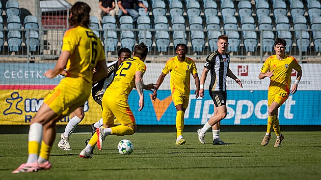 Na začátku května porazili fotbalisté Dynama (černobílá) Jihlavu 3:1.