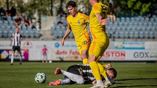 Na začátku května porazili fotbalisté Dynama (černobílá) Jihlavu 3:1.