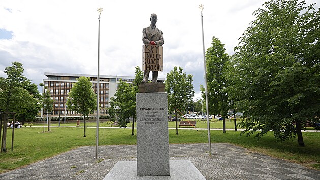 Morav&scaron;t&iacute; aktivist&eacute; obarvili na rudo ruce sochy druh&eacute;ho československ&eacute;ho prezidenta Edvarda Bene&scaron;e před Pr&aacute;vnickou fakultou Masarykovy univerzity v Brně. (20. května 2026)