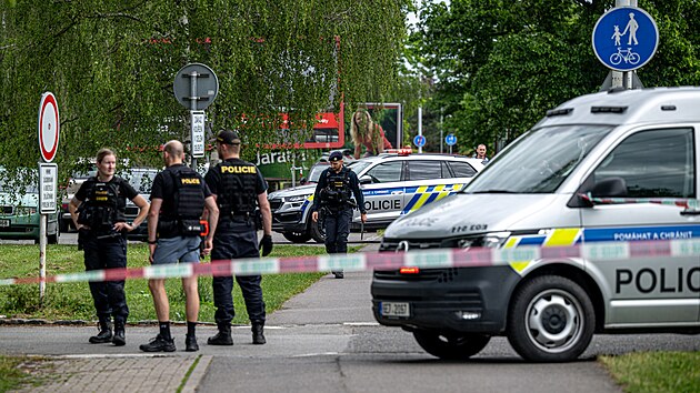 V Pardubic&iacute;ch evakuovali &scaron;kolu i jej&iacute; okol&iacute;, kvůli z&aacute;važn&eacute;mu fyzick&eacute;mu napaden&iacute; v are&aacute;lu Středn&iacute; průmyslov&eacute; &scaron;kole chemick&eacute; v Poděbradsk&eacute; ulici. (21. května 2025)