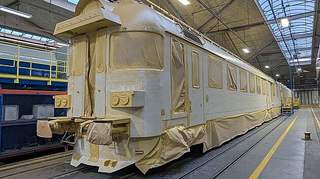 Renovovaný motorový vůz Hydra z konce 60.
let se v novém „polomáčeném“ laku vrací na železniční tratě v Libereckém kraji. (5/2026)