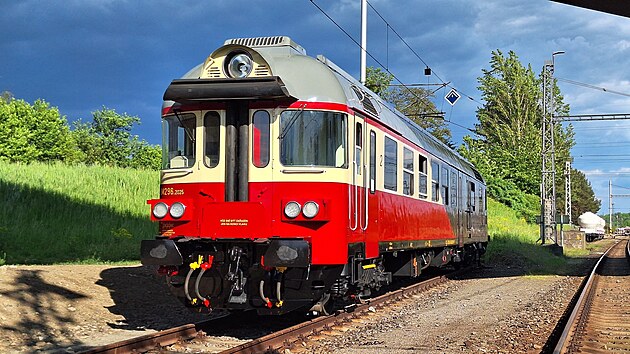 Renovovaný motorový vůz Hydra z konce 60.
let se v novém „polomáčeném“ laku vrací na železniční tratě v Libereckém kraji. (5/2026)
