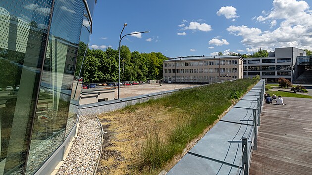 V současnosti největ&scaron;&iacute; investičn&iacute; akci libereck&eacute; univerzity prov&aacute;zej&iacute; komplikace. Z budovy E2, kter&aacute; se měla za t&eacute;měř půl miliardy korun bez daně rekonstruovat, toho totiž po loňsk&eacute; demolici moc nezbylo. Veden&iacute; vysok&eacute; &scaron;koly nyn&iacute; ře&scaron;&iacute;, jak zachovat dotace, bez nichž by roz&scaron;&iacute;řen&iacute; kampusu a vznik simulačn&iacute;ho centra urgentn&iacute; medic&iacute;ny nebyly možn&eacute;. (19. května 2026)