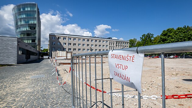 V současnosti největší investiční akci liberecké univerzity provázejí komplikace. Z budovy E2, která se měla za téměř půl miliardy korun bez daně rekonstruovat, toho totiž po loňské demolici moc nezbylo. Vedení vysoké školy nyní řeší, jak zachovat dotace, bez nichž by rozšíření kampusu a vznik simulačního centra urgentní medicíny nebyly možné. (19. května 2026)
