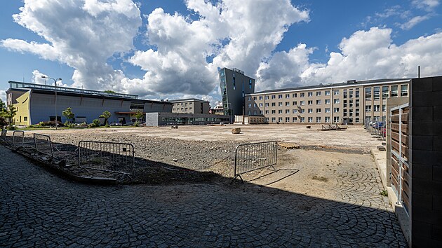 V současnosti největší investiční akci liberecké univerzity provázejí komplikace. Z budovy E2, která se měla za téměř půl miliardy korun bez daně rekonstruovat, toho totiž po loňské demolici moc nezbylo. Vedení vysoké školy nyní řeší, jak zachovat dotace, bez nichž by rozšíření kampusu a vznik simulačního centra urgentní medicíny nebyly možné. (19. května 2026)