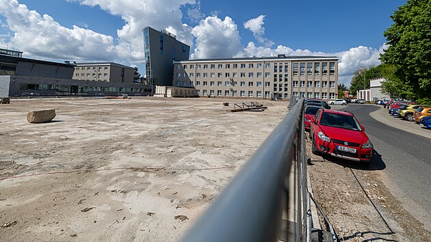 V současnosti největší investiční akci liberecké univerzity provázejí komplikace. Z budovy E2, která se měla za téměř půl miliardy korun bez daně rekonstruovat, toho totiž po loňské demolici moc nezbylo. Vedení vysoké školy nyní řeší, jak zachovat dotace, bez nichž by rozšíření kampusu a vznik simulačního centra urgentní medicíny nebyly možné. (19. května 2026)
