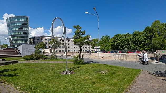 V současnosti největší investiční akci liberecké univerzity provázejí komplikace. Z budovy E2, která se měla za téměř půl miliardy korun bez daně rekonstruovat, toho totiž po loňské demolici moc nezbylo. Vedení vysoké školy nyní řeší, jak zachovat dotace, bez nichž by rozšíření kampusu a vznik simulačního centra urgentní medicíny nebyly možné. (19. května 2026)