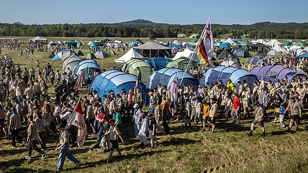 Jsou zvykl&iacute; b&yacute;t bez elektřiny, nerozhod&iacute; je nepohodl&iacute; a krizov&eacute; situace by navzdory n&iacute;zk&eacute;mu věku zvl&aacute;dli možn&aacute; l&eacute;pe než dospěl&iacute;. Přes tři tis&iacute;covky mlad&yacute;ch skautů z Evropy během v&iacute;kendov&eacute;ho Intercampu piluj&iacute; sv&eacute; dovednosti, pozn&aacute;vaj&iacute; okol&iacute; b&yacute;val&eacute;ho vojensk&eacute;ho leti&scaron;tě v Ralsku a utužuj&iacute; mezin&aacute;rodn&iacute; vztahy. (23. května 2026)